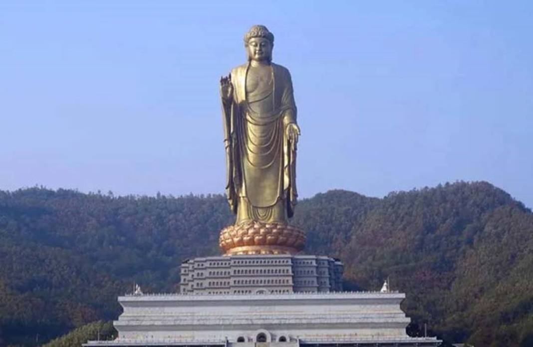 Bu devasa heykellere bakanların başı dönüyor! Uzunlukları 200 metreye yaklaşıyor 9